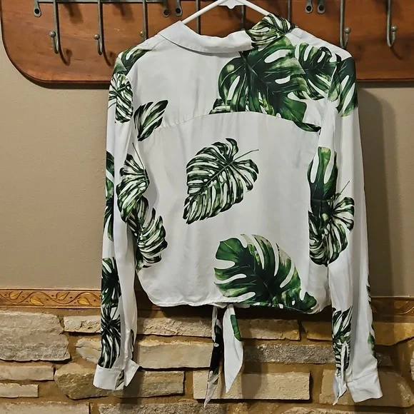 L'Agence Annie Leaf Tropical Palm Snap Bottom Tie Blouse Size Medium - Picture 7 of 8